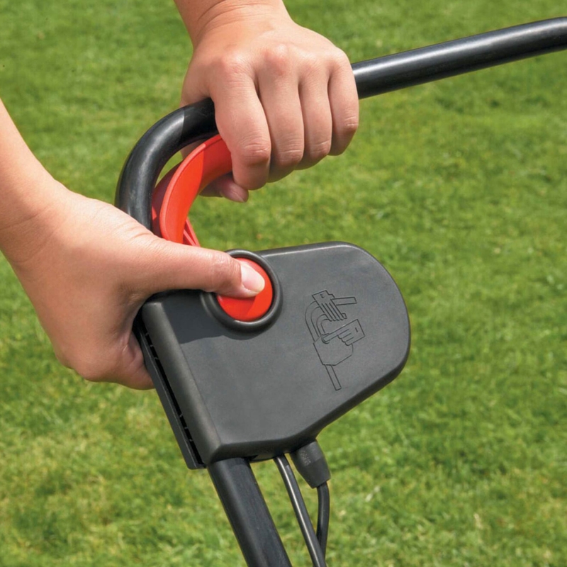 BLACK AND DECKER BLACK AND DECKER GD300-GB 240v 600w Lawn Raker/Moss Remover